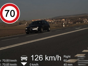 FOTO: Bezohlední řidiči si pletli silnice se závodní dráhou, někteří neměli papíry nebo řídili opilí