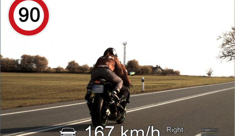 Někteří řidiči na sebe upozornili rychlou jízdou.