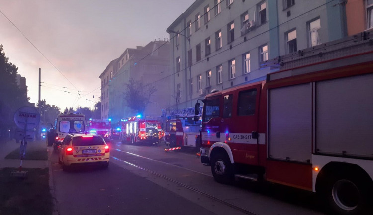 Hasiči evakuovali při včerejším požáru sklepa na Jugoslávské z domu 22 lidí, šest z nich se zranilo