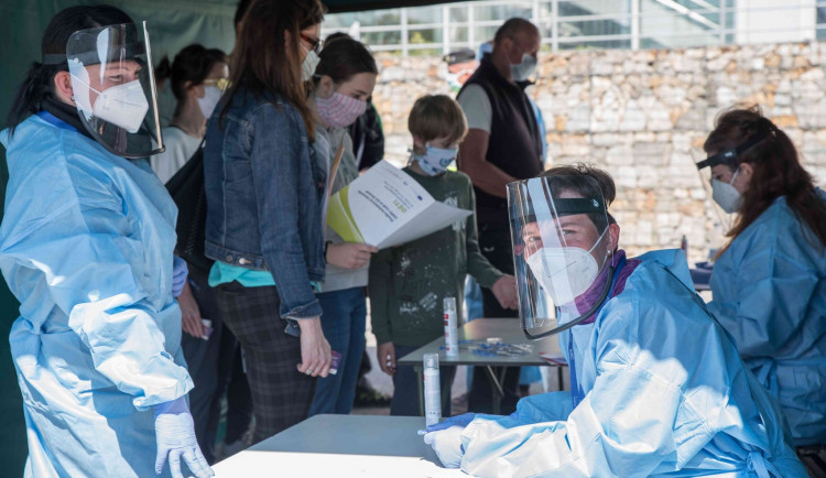 Nemocnice Znojmo ode dneška nabízí testování veřejnosti na koronavirus. Člověk za test zaplatí necelé tři tisíce