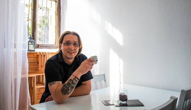 Nad vodou nás drží dobrá nálada i stálí klienti. Kavárna je naše srdcovka, říká majitel