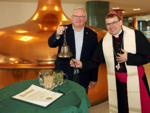 Požehnané pivo za papežem do Vatikánu neodjelo, bude se prodávat ve speciální aukci