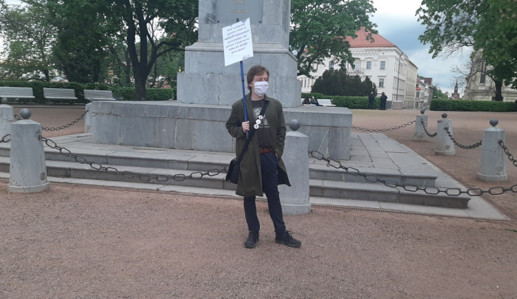 Aktivisté ze spolku Společně Brno se vydali do Denisových sadů, s hashtagem #PtameSeVlady  chtějí odpovědi na otázky okolo koronavirových opatření