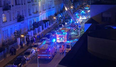 V Brně hořel byt v Helfertově ulici, hasiči museli evakuovat 26 lidí