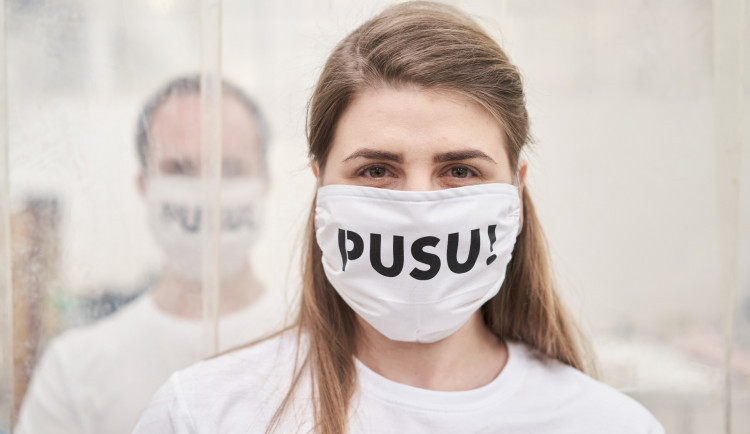Pusu! Dobrovolníci z Brna spustili prodej stylových roušek, výtěžek půjde na charitu