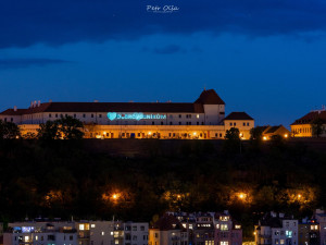 FOTO: Špilberk se rozsvítil na počest lidem, kteří přispěli ke zvládnutí pandemie koronaviru