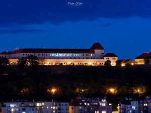 FOTO: Špilberk se rozsvítil na počest lidem, kteří přispěli ke zvládnutí pandemie koronaviru