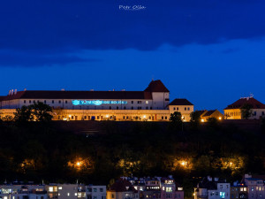 FOTO: Špilberk se rozsvítil na počest lidem, kteří přispěli ke zvládnutí pandemie koronaviru