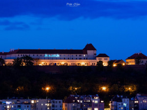 FOTO: Špilberk se rozsvítil na počest lidem, kteří přispěli ke zvládnutí pandemie koronaviru