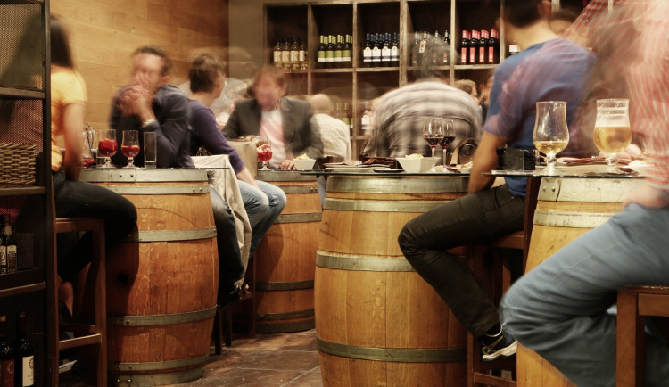 Žádné roušky a hosté pijící na baru. Strážníci objevili nelegálně otevřenou hospodu v centru Brna