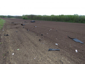 FOTO: Sešrotované auto ležící desítky metrů od silnice a řidič jen se škrábanci. Opilý mladík přežil vlastní smrt