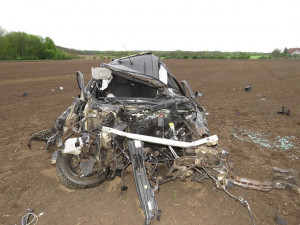 FOTO: Sešrotované auto ležící desítky metrů od silnice a řidič jen se škrábanci. Opilý mladík přežil vlastní smrt