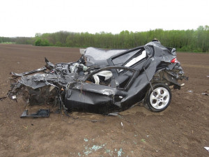 FOTO: Sešrotované auto ležící desítky metrů od silnice a řidič jen se škrábanci. Opilý mladík přežil vlastní smrt