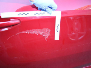FOTO: Neznámý vandal stříká na zaparkovaná auta žíravinu, škoda jde do desítek tisíc