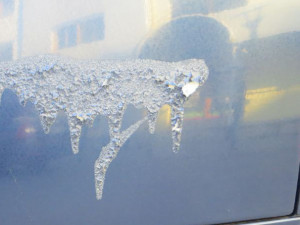 FOTO: Neznámý vandal stříká na zaparkovaná auta žíravinu, škoda jde do desetitisíců