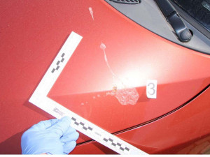 FOTO: Neznámý vandal stříká na zaparkovaná auta žíravinu, škoda jde do desetitisíců