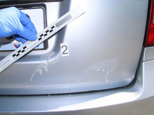 FOTO: Neznámý vandal stříká na zaparkovaná auta žíravinu, škoda jde do desetitisíců