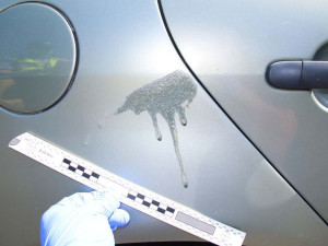 FOTO: Neznámý vandal stříká na zaparkovaná auta žíravinu, škoda jde do desetitisíců