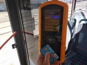 V autobusech na celé jižní Moravě půjde od léta platit kartou