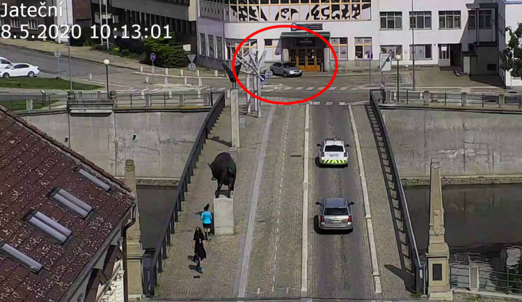 VIDEO: Řidička to přehnala s couváním a narazila do zdi hospody. Její manévr zaznamenala kamera