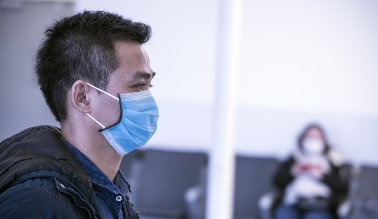 Lidé nebudou muset od 25. května nosit venku roušky