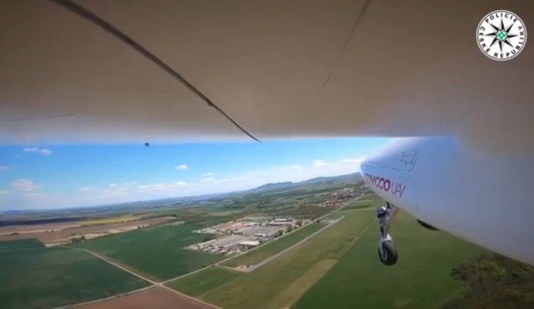 VIDEO: Jihomoravští policisté otestovali unikátní bezpilotní letoun, mohl by doplnit vrtulníky při pátrání