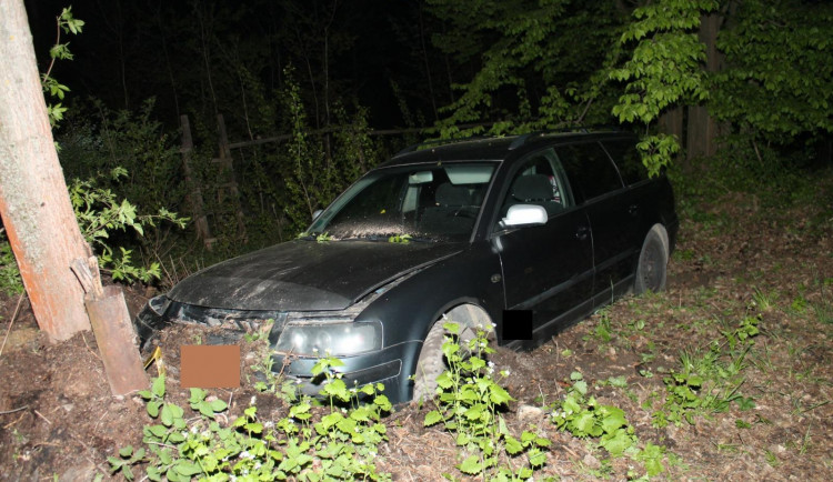 FOTO: Řídila pod vlivem a skončila ve stromě. V autě vezla nezletilé dítě