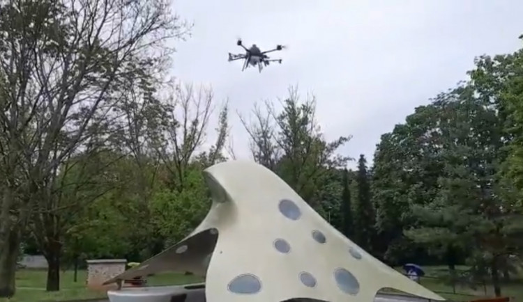 VIDEO: Brno-sever vyslalo dezinfekční dron. Ošetřil i Kaplického blob na zastávce Loosova