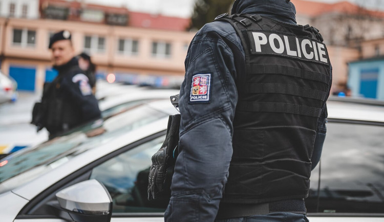 Muž najel do strážníka ve Znojmě autem, policisté hledají svědky