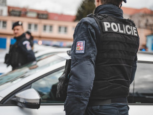 Muž najel do strážníka ve Znojmě autem, policisté hledají svědky