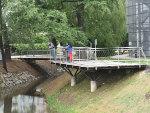 FOTO: Ponávka ožije životem. Okolo brněnské říčky vznikl nový park a odpočinková zóna