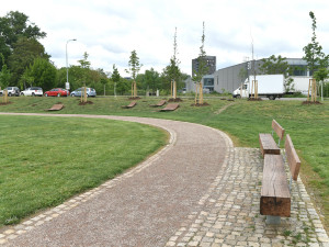 FOTO: Ponávka ožije životem. Okolo brněnské říčky vznikl nový park a odpočinková zóna