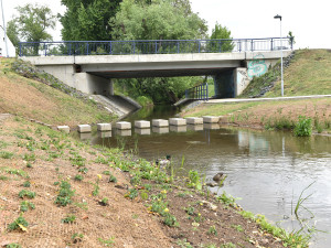 FOTO: Ponávka ožije životem. Okolo brněnské říčky vznikl nový park a odpočinková zóna