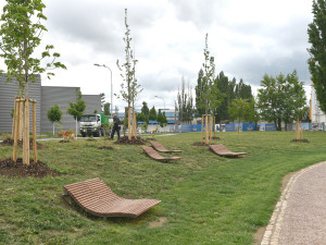 FOTO: Ponávka ožije životem. Okolo brněnské říčky vznikl nový park a odpočinková zóna