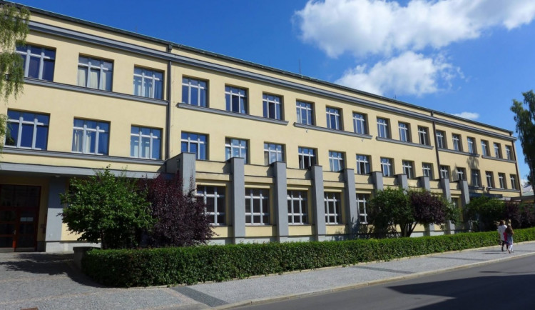 Bezbariérový přístup, nové dveře i povrch hřiště. ZŠ 28. října se dočká vylepšení