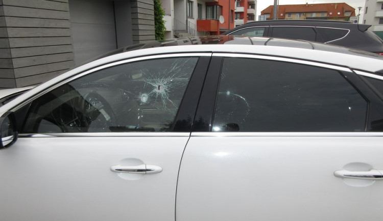 Auto má poškozené přední okno