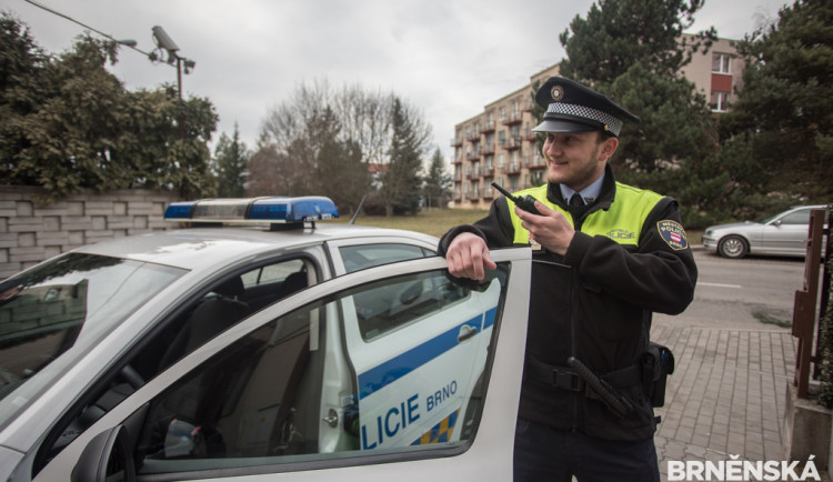 Řidiči rozvážkové služby v Brně někdo ukradl batoh, muž si zloděje sám našel a chytil