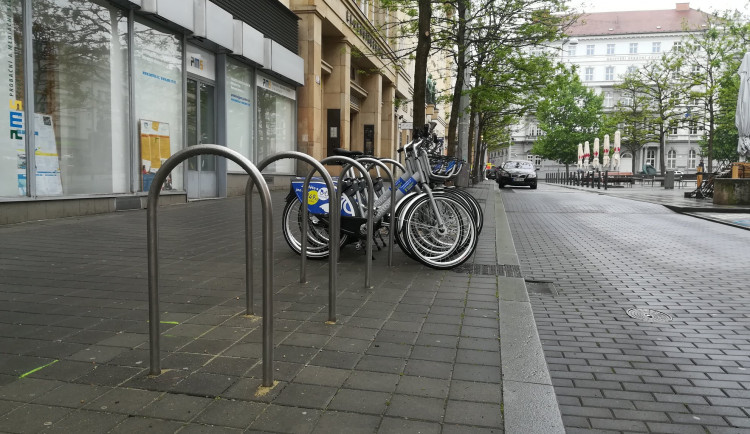 Na různých místech v Brně mohou cyklisté využít 80 nových cyklostojanů