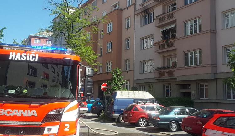 Brněnští hasiči vynesli dnes dopoledne ženu z hořícího bytu