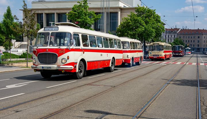 FOTO: Víkend v Brně patřil historickým vozům. Obdivovat je přišly stovky lidí
