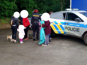 FOTO/VIDEO: Ztraceného seniora hledala celá vesnice, vyčerpaného a dezorientovaného pána našel policejní pes