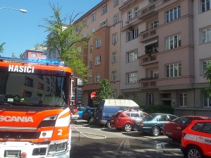 Brněnští hasiči vynesli dnes dopoledne ženu z hořícího bytu