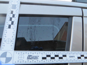 FOTO: Rozřezané pneumatiky a rozleptaný lak. Vandal opět ničil auta na Brněnsku