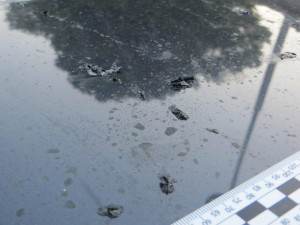 FOTO: Rozřezané pneumatiky a rozleptaný lak. Vandal opět ničil auta na Brněnsku