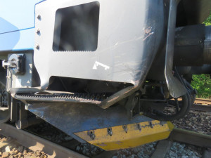 FOTO: Řidič osobáku vjel na přejezd a zůstal uvězněný mezi závorami, smetl ho rychlík