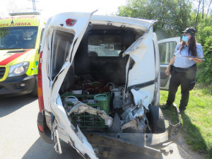 FOTO: Řidič osobáku vjel na přejezd a zůstal uvězněný mezi závorami, smetl ho rychlík