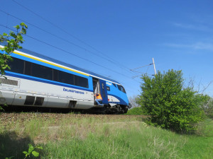 FOTO: Řidič osobáku vjel na přejezd a zůstal uvězněný mezi závorami, smetl ho rychlík