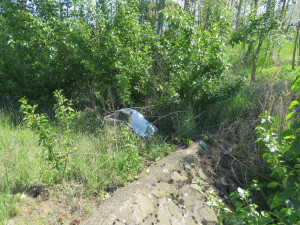 FOTO: Řidič osobáku vjel na přejezd a zůstal uvězněný mezi závorami, smetl ho rychlík