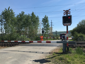 FOTO: Řidič osobáku vjel na přejezd a zůstal uvězněný mezi závorami, smetl ho rychlík