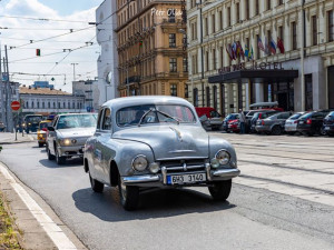 FOTO: Víkend v Brně patřil historickým vozům. Obdivovat je přišly stovky lidí